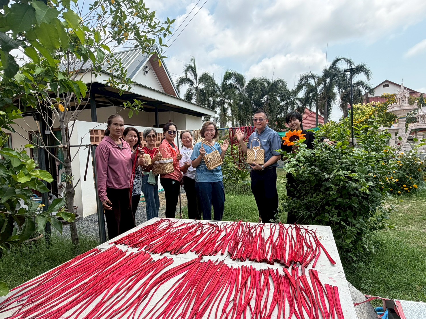 สำนักงานพัฒนาชุมชนจังหวัดระยอง ร่วมกับผู้เชี่ยวชาญด้านการพัฒนาผลิตภัณฑ์ ลงพื้นที่ติดตามสนับสนุนการดำเนินงานตามโครงการพัฒนาผลิตภัณฑ์ OTOP
